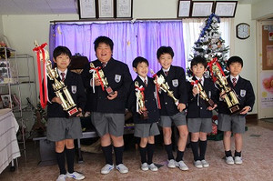 2014年12月 6日 (土)　馬小屋前で祈る子どもたち