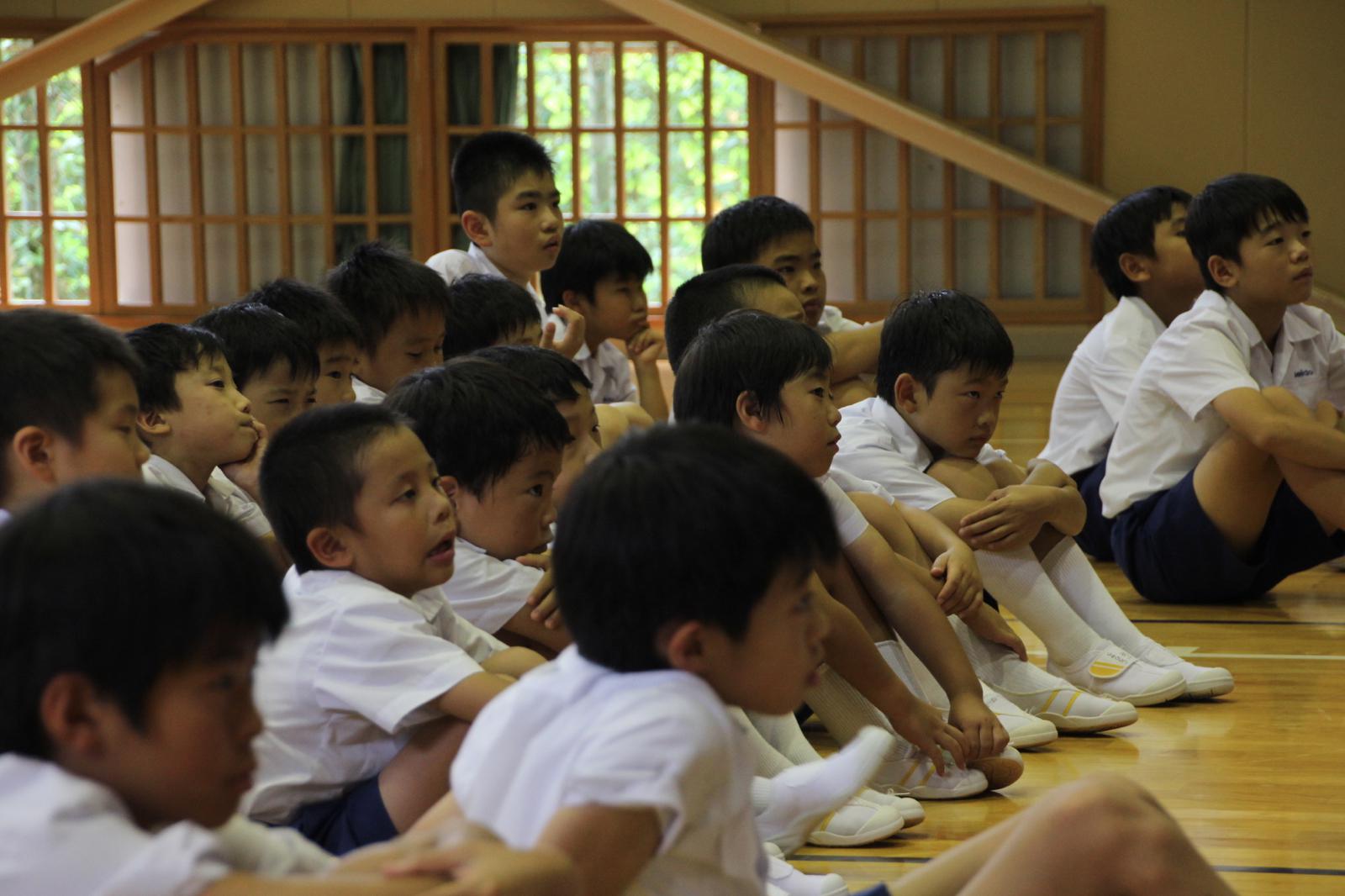 「次は〜、精道三川台小学校前〜♪お降りの方はご注意ください！」