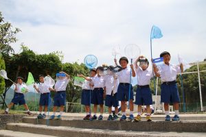 左手に虫かご 右手には虫取り網 精道三川台小学校