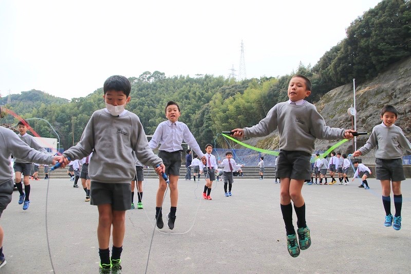 なわとび自主練習本格化 精道三川台小学校