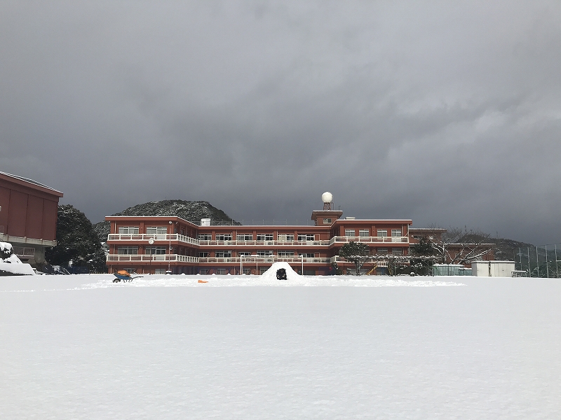 1月9日 グラウンドに「かまくら」